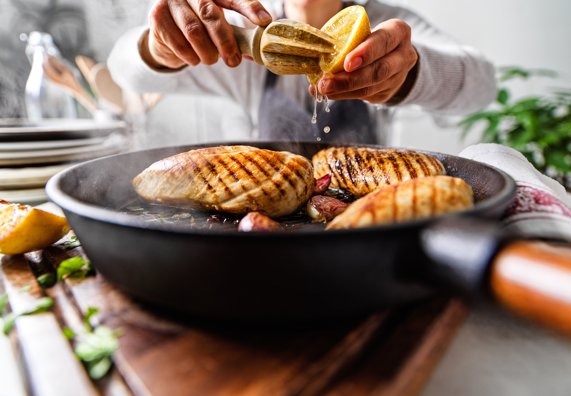 Pan fried chicken with squeezing lemon juice